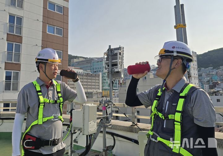 [서울=뉴시스]LG유플러스가 최근 기록적인 폭염이 지속되는 가운데, 현장 근로자들의 안전을 위해 다양한 지원책을 마련했다고 14일 밝혔다. 사진은 현장 근무 중 식수를 마시는 LG유플러스 직원의 모습. (사진=LG유플러스 제공)