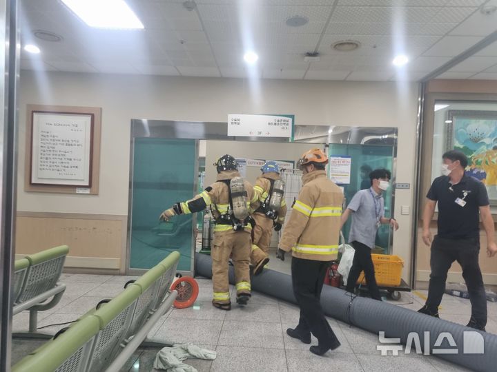 [광주=뉴시스] 14일 오전 8시12분께 광주 동구 조선대병원 신관 수술병동에서 불이 나 소방 당국이 배연 작업을 벌이고 있다. (사진 = 독자 제공) 2025.07.14.photo@newsis.com