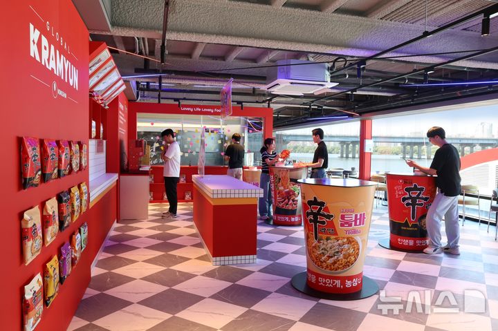 [서울=뉴시스] 농심의 '너구리의 라면가게' 한강버스 여의도선착장점. photo@newsis.com