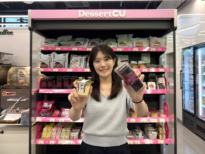 [서울=뉴시스] 편의점 CU가 SNS(소셜서비스)에서 이슈 몰이 중인 글로벌 인기 디저트들을 대거 선보인다고 14일 밝혔다. (사진=BGF리테일 제공) *재판매 및 DB 금지
