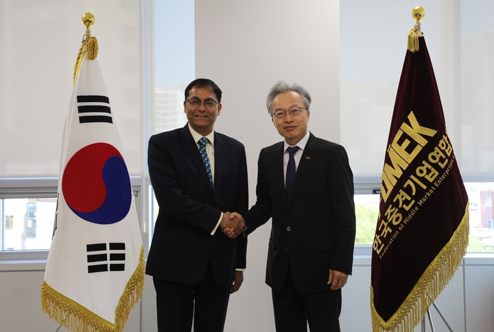 [서울=뉴시스] 최진식 한국중견기업연합회장(오른쪽)이 지난 11일 아밋 쿠마르 주한인도대사를 접견하고 있다. (사진=한국중견기업연합회 제공) 2025.07.14. photo@newsis.com *재판매 및 DB 금지