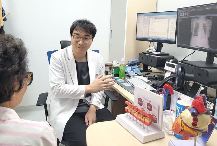 [부산=뉴시스] 센텀종합병원 심장내과 임지훈 과장은 어르신들의 심뇌혈관 질환 예방을 위해 "느려도 괜찮으니 꾸준히 운동할 것"을 강조했다. 임 과장이 환자에게 심장질환에 대해 설명하고 있다.(사진=센텀종합병원 제공) 2025.07.14. photo@newsis.com *재판매 및 DB 금지