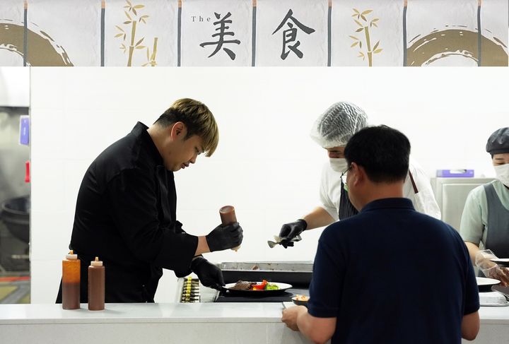 [서울=뉴시스] 지난 11일, 경기 화성시 한 구내식당에서 CJ프레시웨이 '더 미식 테이블' 캠페인에 참여한 윤남노 셰프가 특식을 배식하고 있다.(사진=CJ프레시웨이 제공) *재판매 및 DB 금지