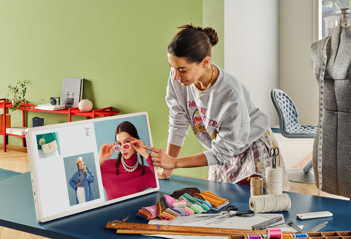 [서울=뉴시스]모델이 LG 스탠바이미 2의 화면부를 분리해 테이블 위에 세워두고 터치를 통해 회의 자료를 넘기고 있다. (사진=LG전자 제공) 2025.07.14. photo@newsis.com *재판매 및 DB 금지