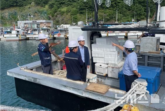 [서울=뉴시스] 한국해양교통안전공단(KOMSA)이 민간 작업장과 연계해 현장 위험성평가를 진행 중인 모습.  
