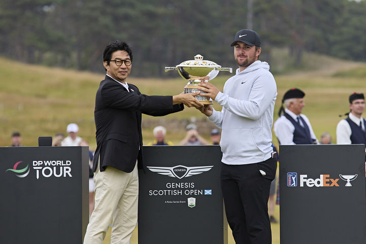 [서울=뉴시스] 제네시스 브랜드는 스코틀랜드 노스 베릭에 있는 르네상스 클럽에서 지난 10일부터 나흘간 진행된 ‘2025 제네시스 스코티시 오픈’이 성공적으로 마무리됐다고 밝혔다. 사진은 제네시스사업본부장 송민규 부사장(왼쪽)이 대회 우승자 크리스 고터럽과 기념촬영을 하는 모습. (사진=제네시스 브랜드 제공) 2025.07.14 photo@newsis.com *재판매 및 DB 금지