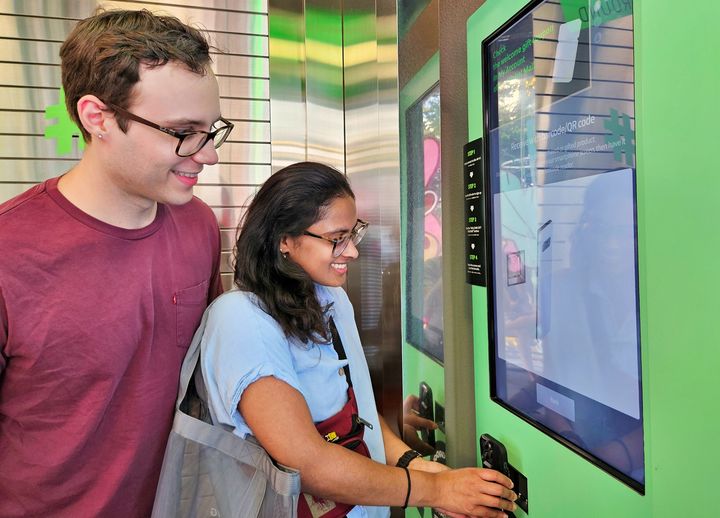 [서울=뉴시스]CJ올리브영(올리브영)은 올해 상반기 K뷰티 역직구 플랫폼 '올리브영 글로벌몰'의 매출이 전년 동기 대비 70% 증가했다고 14일 밝혔다.(사진=올리브영 제공) *재판매 및 DB 금지