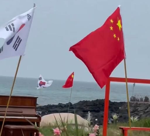 [뉴시스] 지난 8일 우도 해안도로변에서 포착된 오성홍기와 태극기. (출처=SNS) *재판매 및 DB 금지