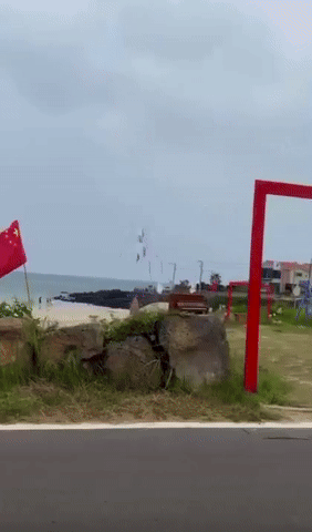 [뉴시스] 지난 8일 우도 해안도로변에서 포착된 오성홍기와 태극기. (출처=SNS) *재판매 및 DB 금지