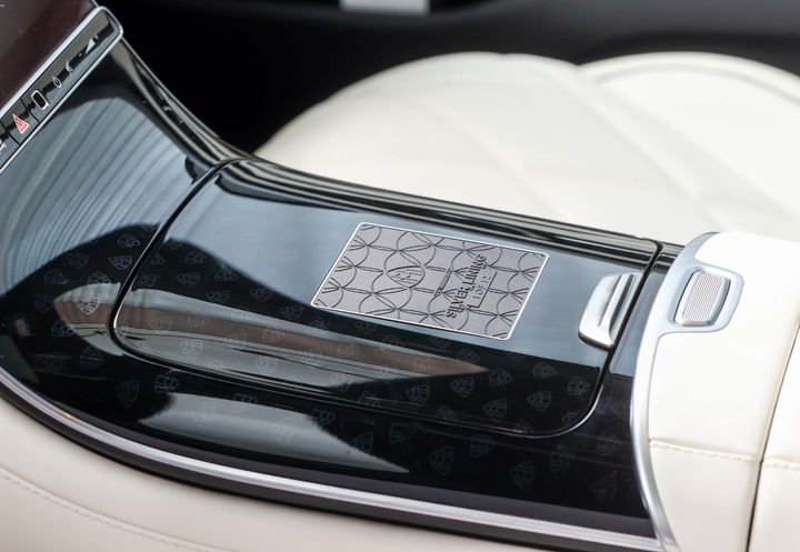 [서울=뉴시스] 메르세데스-마이바흐 실버 라이닝 한정판 배지. (사진=메르세데스-벤츠 코리아 제공) photo@newsis.com *재판매 및 DB 금지