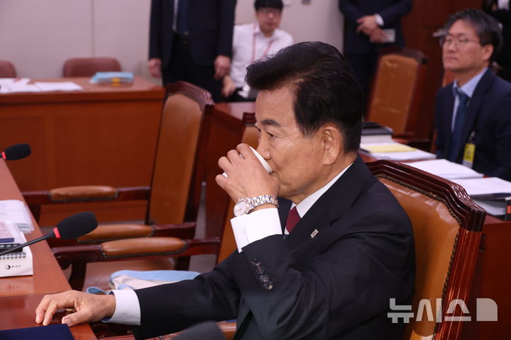[서울=뉴시스] 조성봉 기자 = 정동영 통일부 장관 후보자가 14일 서울 여의도 국회 외교통일위원회에서 열린 인사청문회에서 물을 마시고 있다. 2025.07.14. suncho21@newsis.com 