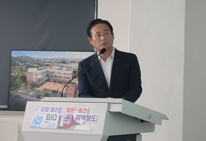 [홍천=뉴시스] 14일 신영재 홍천군수는 이날 민선8기 취임 3주년을 맞은 기자회견에서 “문화·관광, 홍천철도시대 수도권 교통망 구축”을 밝혔다. syi23@newsis.com *재판매 및 DB 금지