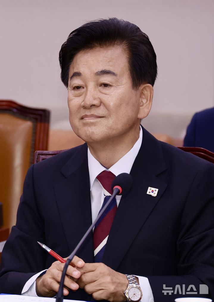 [서울=뉴시스] 조성봉 기자 = 정동영 통일부 장관 후보자가 14일 서울 여의도 국회 외교통일위원회에서 열린 인사청문회에서 의원의 발언을 경청하고 있다. 2025.07.14. suncho21@newsis.com 