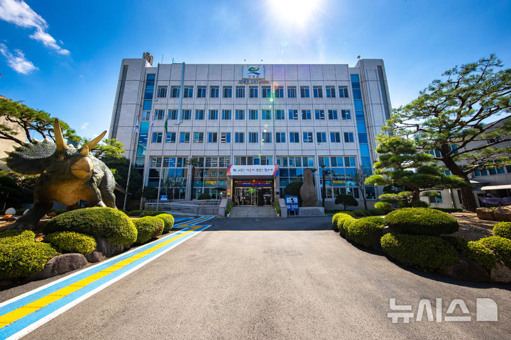 [고성(경남)=뉴시스] 신정철 기자= 경남 고성군은 2025년도 제2회 추가경정예산안으로 기정예산 대비 392억 원(5.30%)이 증액된 7801억 원을 편성, 군의회에 제출했다고 14일 밝혔다.사진은 고성군청 전경.(사진=뉴시스DB).2025.07.14. sin@newsis.com