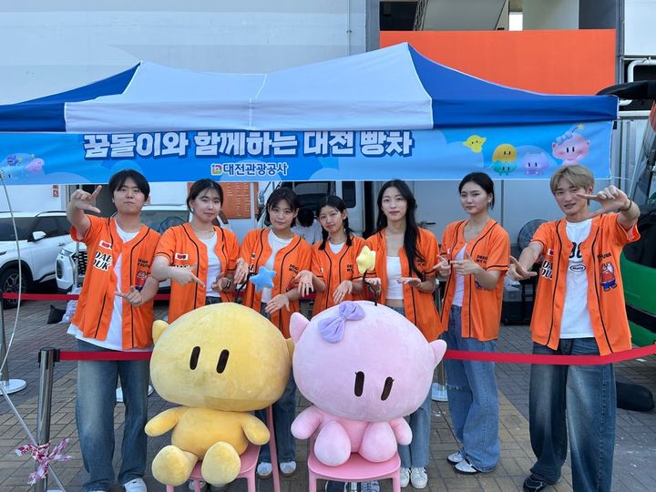 [대전=뉴시스] 대덕대 K-모델과 학생들. (사진=대덕대 제공) *재판매 및 DB 금지