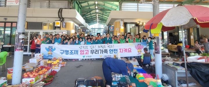 [산청=뉴시스] 산청군 물놀이 사고예방 캠페인 (사진=산청군 제공) 2025. 07. 14. photo@newsis.com&nbsp; *재판매 및 DB 금지