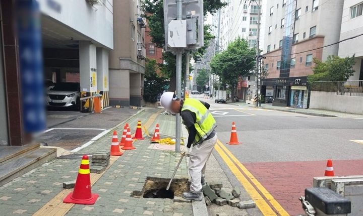 [인천=뉴시스] 14일 오전 인천 미추홀구 주안동 한 인도에서 작업자가 싱크홀 보수 작업을 벌이고 있다. (사진=미추홀구 제공) 2025.07.14. photo@newsis.com *재판매 및 DB 금지