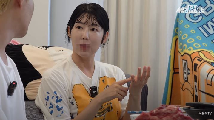 [서울=뉴시스] 방송인 사유리가 지난 13일 유튜브 채널에 올린 영상에서 가수 강남의 전여친을 폭로했다. (사진=유튜브 채널 '사유리의 데스노트' 캡처) 2025.07.14. photo@newsis.com *재판매 및 DB 금지