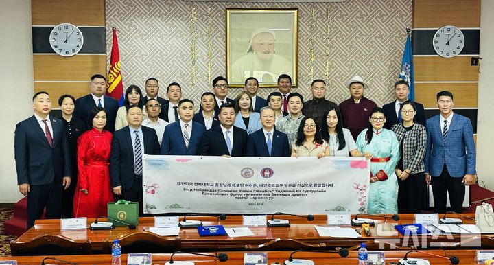 [전주=뉴시스]윤난슬 기자 = 전북대학교는 몽골 수도 울란바토르의 최대 자치구인 바양주르흐구와 최대 1000명의 유학생을 유치하는 대형 교육협력 협을 체결했다고 14일 밝혔다. (사진=전북대 제공) photo@newsis.com 