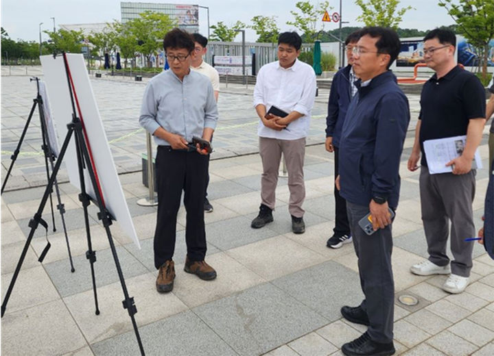 [세종=뉴시스] (오른쪽 세 번째)강주엽 행복청 차장이 지난 2014년 차장 당시, 2-4생활권 나성동 도시상징광장 1단계 운영 및 2단계 공정 현황을 점검하고 있다.(사진=뉴시스 DB). photo@newsis.com *재판매 및 DB 금지