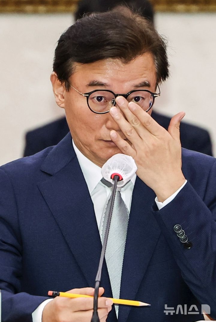 [서울=뉴시스] 김명년 기자 = 전재수 해양수산부 장관 후보자가 14일 오전 서울 여의도 국회 농림축산식품해양수산위원회에서 열린 인사청문회에서 안경을 만지고 있다. 2025.07.14. kmn@newsis.com