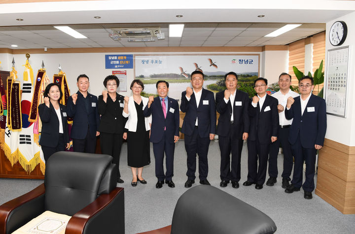 [창녕=뉴시스] 성낙인 군수가 중국 한중시대표단과 기념촬영을 하고 있다. (사진= 창녕군 제공) 2025.07.14. photo@newsis.com *재판매 및 DB 금지