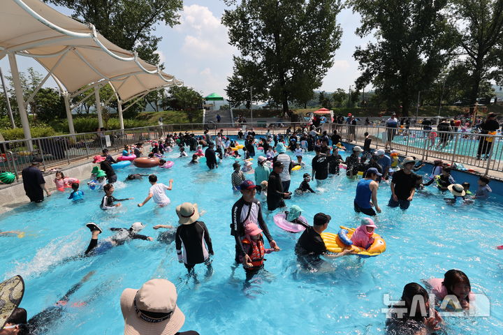 [진천=뉴시스] 진천 백곡천 물놀이장 자료사진. 