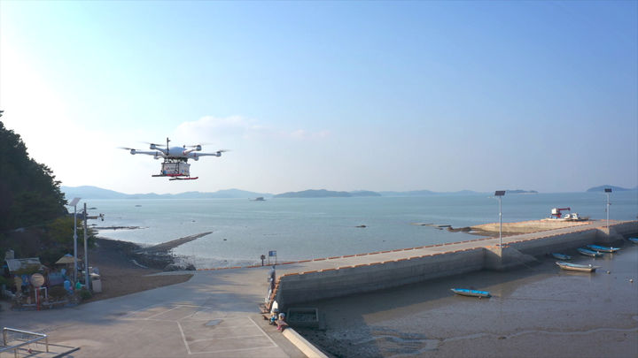 [서산=뉴시스] 서산시 배송 드론이 지난 11일 지곡면 중왕항 배송 거점에서 배달품을 싣고 배달점으로 출발하고 있다. (사진=서산시 제공) 2025.07.14. photo@newsis.com *재판매 및 DB 금지