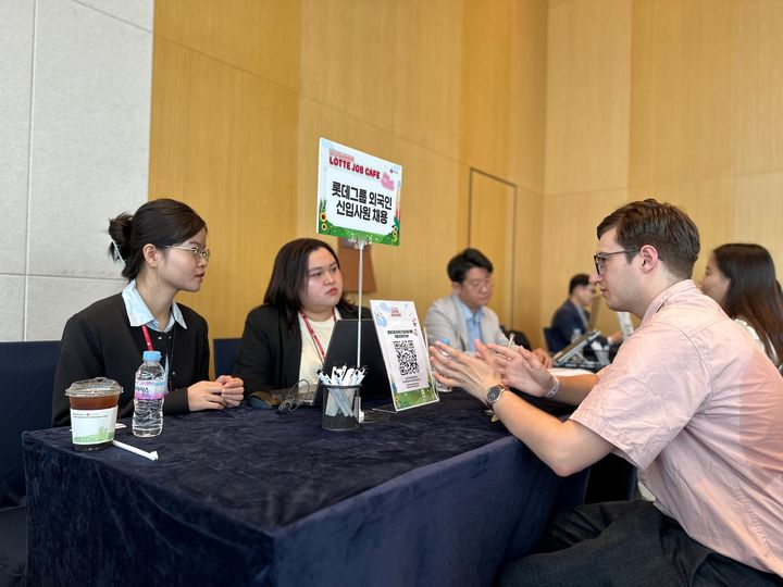 14일 오전 서울 송파구 잠실 롯데월드타워 31층에서 열린 '2025 롯데 잡카페'에서 글로벌 채용 상담이 이뤄지고 있다. *재판매 및 DB 금지
