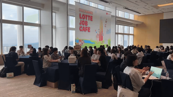 14일 오전 서울 송파구 잠실 롯데월드타워 31층에서 열린 '2025 롯데 잡카페'에서 직무 상담이 진행되고 있다. *재판매 및 DB 금지 *재판매 및 DB 금지