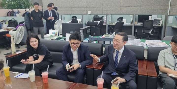 [대전=뉴시스] 14일 이명구 신임 관세청장(오른쪽서 두번째)이 정부대전청사 기자실서 차담회를 갖고 있다.2025.07.14. kys0505@newsis.com *재판매 및 DB 금지