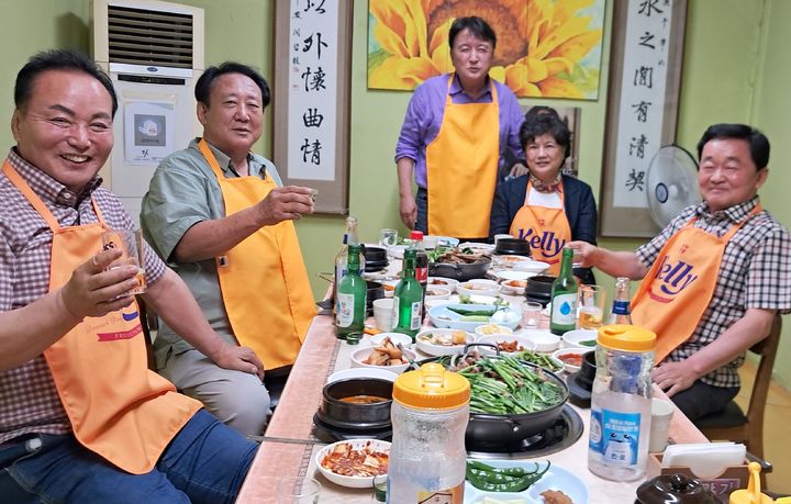 [청주=뉴시스] 김영환(가운데) 충북지사가 김현기 청주시의장, 이완복·남연심·정태훈 시의원과 12일 술자리를 하고 있다.(사진=독자 제공) *재판매 및 DB 금지