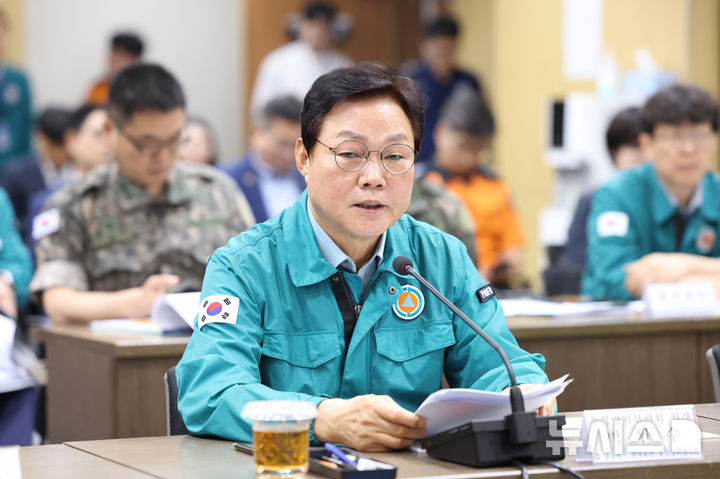 [창원=뉴시스]14일 오전 경남도청 대회의실에서 통합방위협의회 의장인 박완수 도지사가 '2025년 경남권역 화랑훈련 통합방위협의회' 회의를 주재하고 있다.(사진=경남도 제공) 2025.07.14. photo@newsis.com