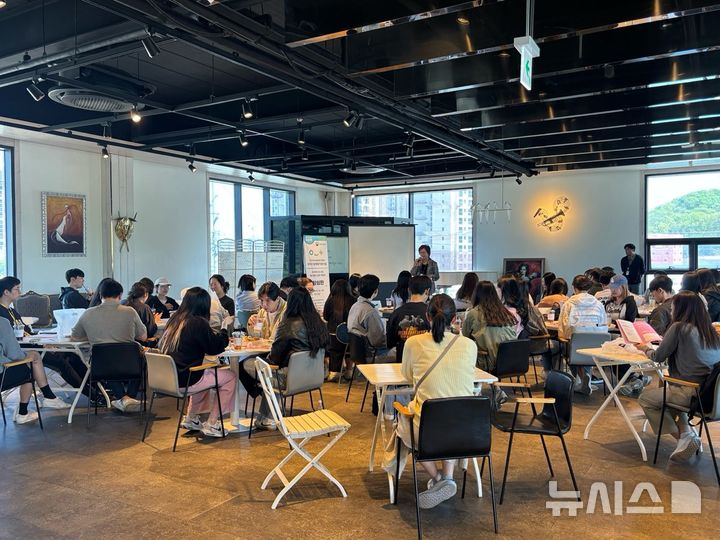 [이천=뉴시스] 이천시 청년도전지원사업에 참여한 청년들이 설명을 듣고 있다 (사진=이천시 제공) 2025.07.14.photo@newsis.com