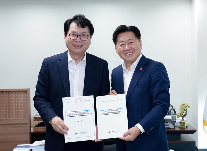 [제주=뉴시스] 오영훈 제주도지사(오른쪽)는 14일 정부서울청사 창성동 별관에서 이한주 국정기획위원장을 면담하고 제주의 핵심과제가 국정과제에 반영될 수 있도록 협조를 요청하고 있다. (사진=제주도 제공) 2025.07.14. photo@newsis.com *재판매 및 DB 금지