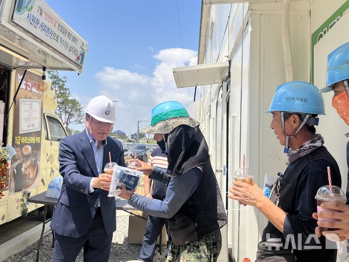 [전주=뉴시스] 김대근 전북개발공사장(왼쪽)이 건설현장을 찾아 작업자에게 음료를 제공하고 있다.  *재판매 및 DB 금지