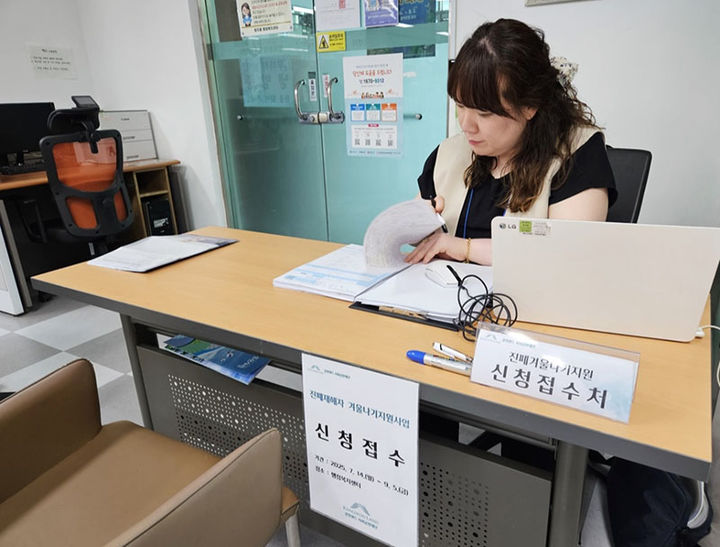 강원랜드 사회공헌재단의 지원사업 현장접수 모습.(사진=강원랜드 제공) *재판매 및 DB 금지