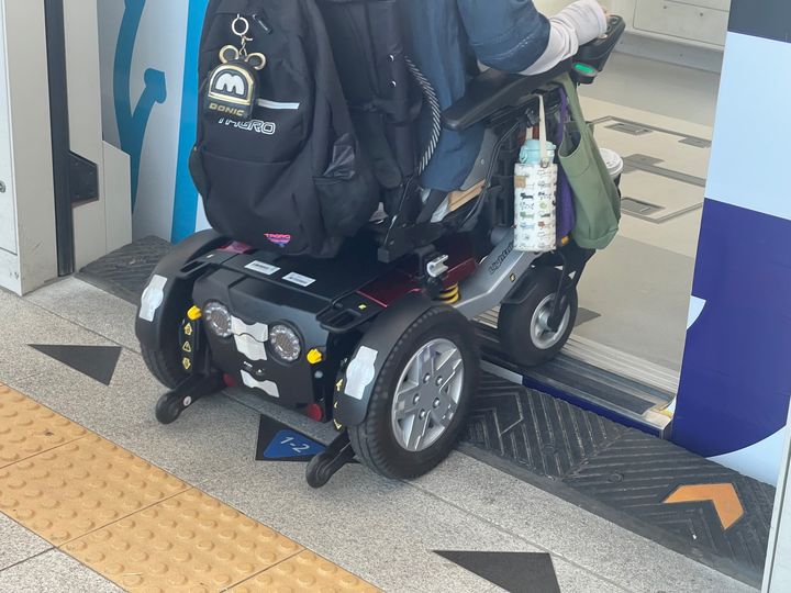 [대구=뉴시스] 대구교통공사가 도시철도 3호선 남산역과 명덕역 승강장에서 설치한 '경사고무발판'을 휠체어 이용자가 이용성 검증을 하고 있다. (사진=대구교통공사 제공) 2025.07.14. photo@newsis.com *재판매 및 DB 금지