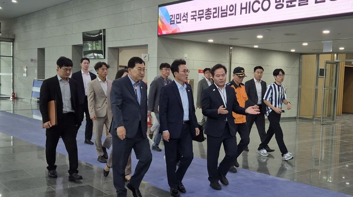 [안동=뉴시스] 경북도는 국무총리 취임 후 경북을 처음 방문한 김민석 국무총리에게 도정 주요 현안을 건의했다. (사진=경북도 제공) 2025.07.14. photo@newsis.com *재판매 및 DB 금지