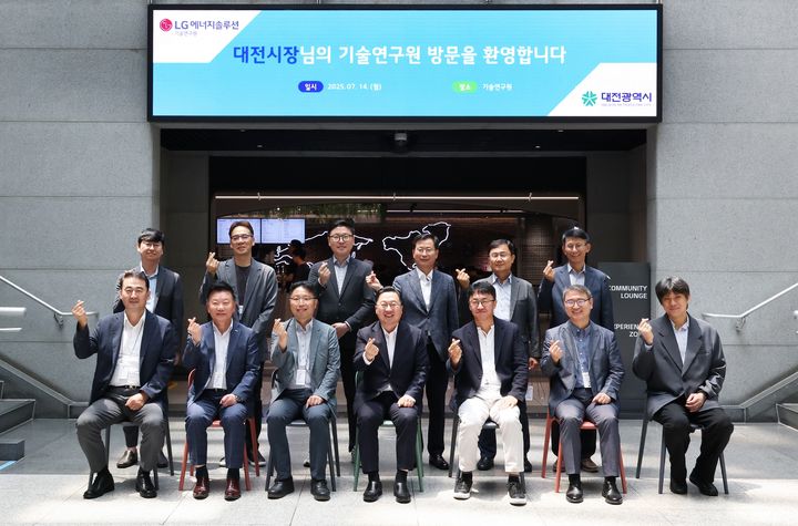 [대전=뉴시스]이장우 시장이 14일 대덕특구 내 LG에너지솔루션 기술연구원을 방문해 연구개발 현황을 점검하고 향후 협력 방안을 논의했다. (사진=대전시 제공) 2025. 07. 14 photo@newsis.com *재판매 및 DB 금지