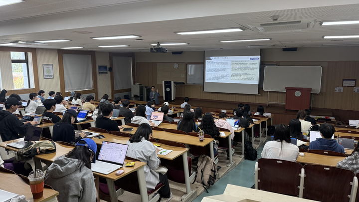 건국대 '릴레이 직무 컨설팅' 프로그램에서 학생들이 강연을 듣고 있다. (사진=건국대 제공) *재판매 및 DB 금지