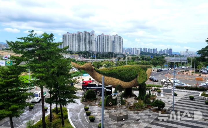 [포항=뉴시스] 포항역 광장에 조성한 '고래'를 형상화한 꽃탑. (사진=포항시 제공) 2025.07.14. photo@newsis.com