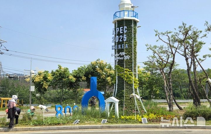 [포항=뉴시스] 포항경주공항 앞 화단에 조성한 '등대'를 형상화한 꽃탑. (사진=뉴시스 DB). photo@newsis.com
