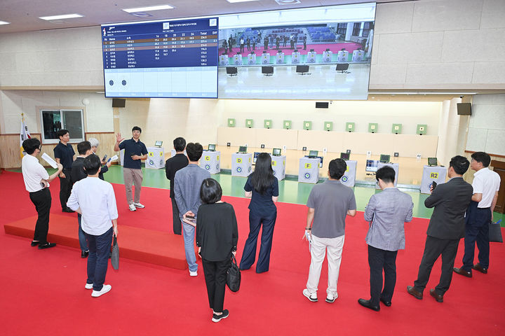 [대구=뉴시스] 김정기 대구시장 권한대행을 비롯해 대구시 관계자들이 14일 오전 ‘2027년 세계사격선수권대회’가 개최되는 대구국제사격장 현장을 점검하고 있다. (사진=대구시 제공) 2025.07.14. photo@newsis.com *재판매 및 DB 금지