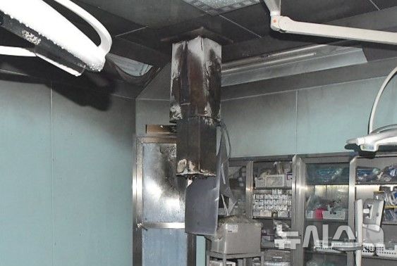 [광주=뉴시스] 14일 오전 8시12분께 광주 동구 조선대학교병원 신관 수술병동 3층 7번방에서 불이 나 10여분 만에 자체진화됐다. 사진은 불이 최초 난 것으로 추정되는 콘센트의 모습 (사진 = 광주 동부소방서 제공) 2025.07.14. photo@newsis.com