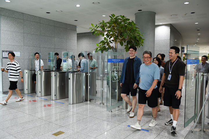 [서울=뉴시스] 이학재 인천공항공사 사장과 직원들이 14일부터 내달 22일까지 6주간 '시원한 반바지 데이'를 시행을 맞아 반바지 차림으로 출근하고 있다. 2025.07.14. (사진=인천공항공사 제공) photo@newsis.com *재판매 및 DB 금지