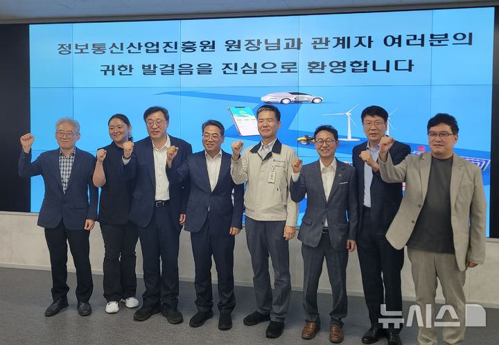 [창원=뉴시스]14일 창원국가산업단지 내 인공지능 전환(AX) 기술 적용 기업인 ㈜삼현에서 박윤규(오른쪽서 다섯 번째) 정보통신산업진흥원장, 윤인국(오른쪽서 세 번째) 경남도 산업국장 등이 경남의 인공지능 산업 육성을 위한 현장 간담회를 마친 후 기념촬영하고 있다.(사진=경남도 제공) 2025.07.14. photo@newsis.com