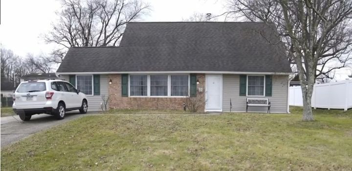 [AP/뉴시스] 몬의 가족이 살던 주택. 몬은 이곳에서 자신의 아버지를 살해한 뒤 참수했다. (사진=AP통신 영상 캡처) 2025.7.14 *재판매 및 DB 금지