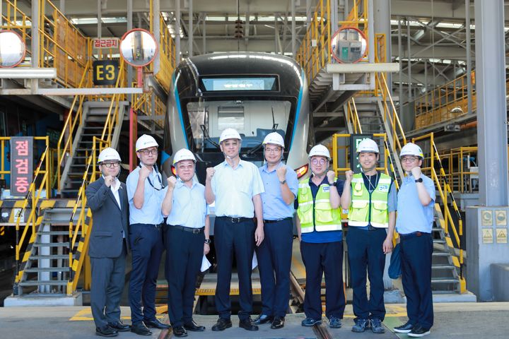 [서울=뉴시스] 대만 타이베이 메트로 임직원이 지난 11일 공항철도 용유 차량기지 내 신규 전동차 견학한 후 기념촬영을 하고 있다. 2025.07.14. (사진=공항철도 제공) photo@newsis.com *재판매 및 DB 금지