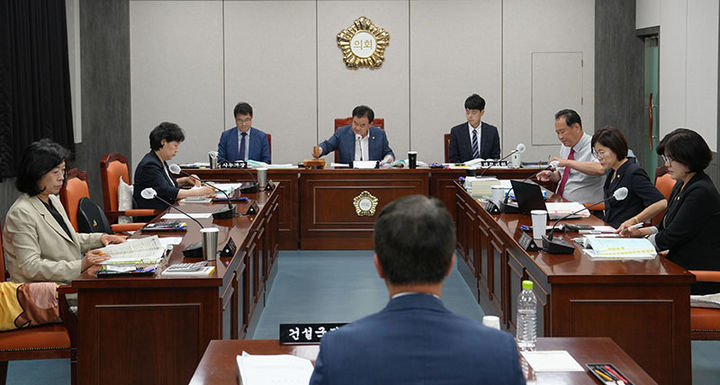 태백시의회는 14일 시의회 위원회실에서 제285회 임시회 제3차 본회의를 열고, 농업과 등 5개 부서에 대한 2025년 주요업무 추진상황에 대한 보고를 청취하고 있다.(사진=태백시의회 제공) *재판매 및 DB 금지